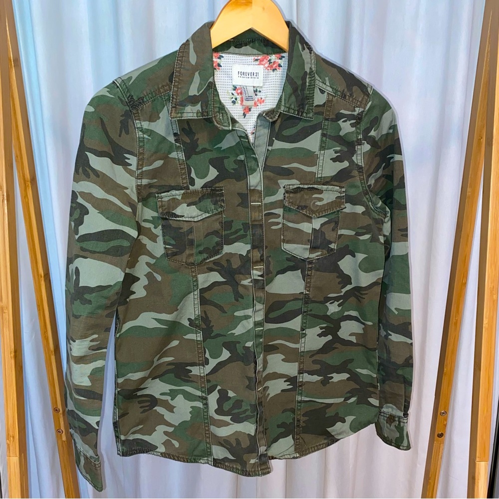 NWOT Forever 21 Camo Print Button-Down Utility Shirt - Size Small